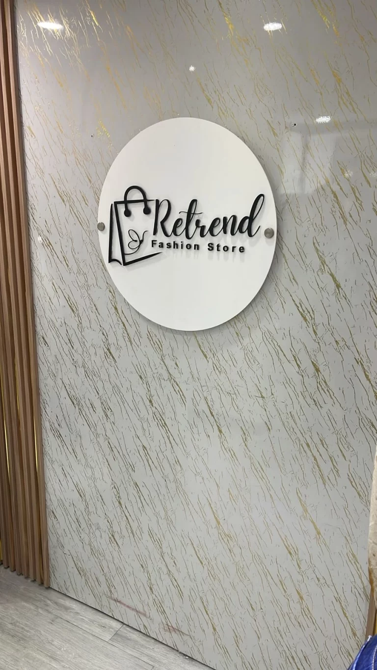 Letrero Circular en Acrílico con Tornillos Decorativos
